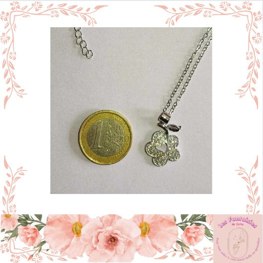 Collier rhodié pour femme de couleur argenté fleur originale et coeur creusé